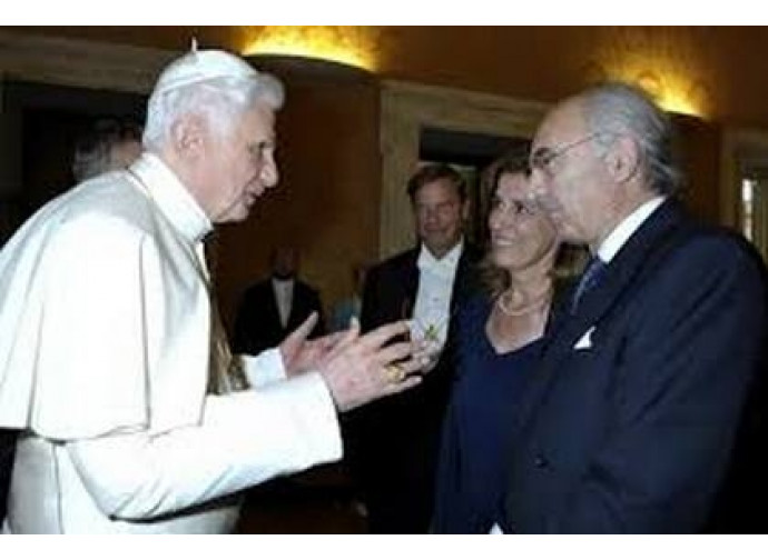 papa Benedetto XVI con Ettore Gotti Tedeschi e signora